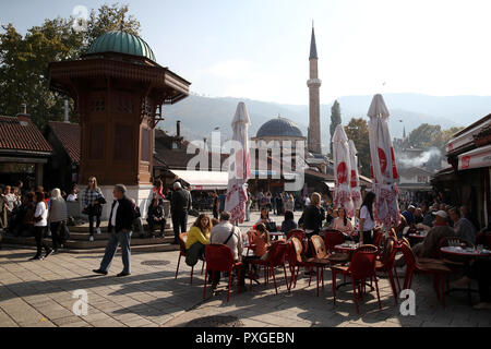 I turisti accanto alla fontana Sebilj a Sarajevo la Città Vecchia Foto Stock