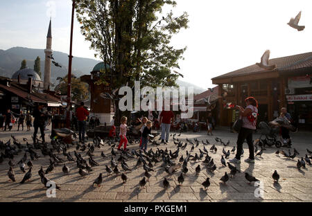 I turisti accanto alla fontana Sebilj a Sarajevo la Città Vecchia Foto Stock