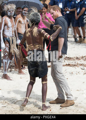 Il Duca di Sussex con presto uomo Joe Gala presso McKenzie's Jetty su Fraser Island, il giorno sette di il Duca e la Duchessa di Sussex della visita in Australia. Foto Stock