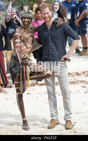 Il Duca di Sussex con presto uomo Joe Gala presso McKenzie's Jetty su Fraser Island, il giorno sette di il Duca e la Duchessa di Sussex della visita in Australia. Foto Stock