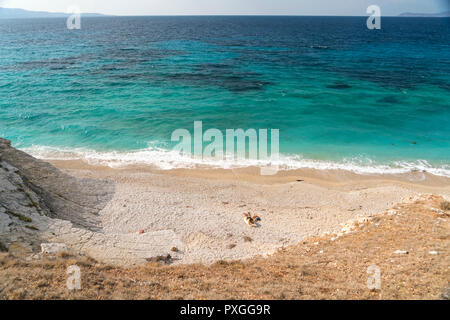 Strand spiaggia Pasqyra zwischen Saranda und Ksamil, Albanien, Europa | specchio o Pasqyra spiaggia tra Sarande e Ksamil, Albania, Europa Foto Stock