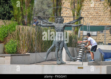 Madatech, israeliano il Museo Nazionale della Scienza e della tecnologia spaziale, Haifa, Israele. L'uomo vitruviano scultura, Foto Stock