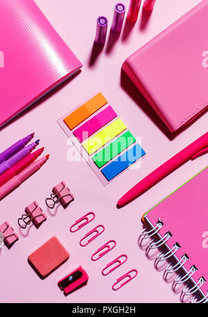 Etichette di colore rosa, notebook, fermagli, marcatori, fascia elastica e temperino Foto Stock