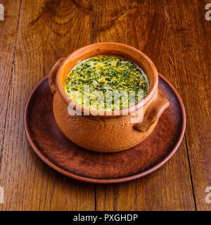 Zuppa di funghi in una pentola posta su un tavolo Foto Stock