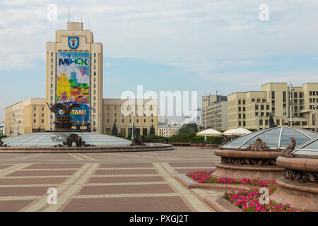 MINSK, Bielorussia - 12 settembre 2018: piazza Indipendenza a Minsk. Famosa piazza Indipendenza alla mattina il tempo. Foto Stock