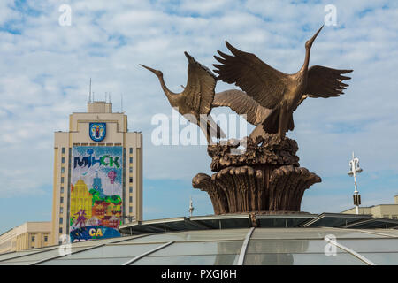 MINSK, Bielorussia - 12 settembre 2018: piazza Indipendenza a Minsk. Famosa piazza Indipendenza alla mattina il tempo. Foto Stock