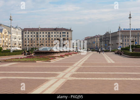 MINSK, Bielorussia - 12 settembre 2018: piazza Indipendenza a Minsk. Famosa piazza Indipendenza alla mattina il tempo. Foto Stock