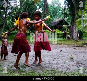 Le donne della tribù Hobe ballare la danza della farfalla - 25 agosto 2014 Amele, Madang, Papua Nuova Guinea Foto Stock