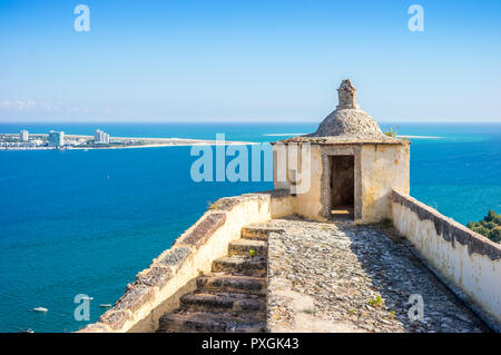 Castello di Setubal con bellissima vista dell'Oceano Atlantico e la città di Troia su una penisola. Foto Stock