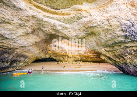 Turisti in kayak godendo di eccezionale bellezza della grotta a Benagil, Algarve, PORTOGALLO Foto Stock