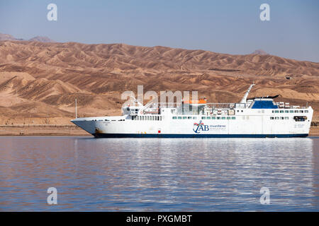 Aqaba Giordania - Maggio 17, 2018: Bianco traghetto passeggeri entra Aylah Aqaba Port Foto Stock