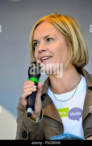 Mariella Frostrup (giornalista e presentatore TV) agendo come presentatore al voto popolare Marzo a sostegno di un secondo referendum Brexit, Londra, ventesimo Oc Foto Stock