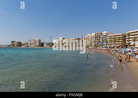 Torrevieja Spagna con turisti e villeggianti nella bellissima spagnolo ottobre sunshine a Playa Cura Foto Stock