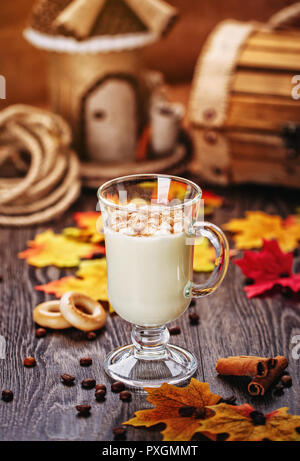 Il cioccolato bianco Cocktail. Asciugare le foglie di acero e i chicchi di caffè Foto Stock