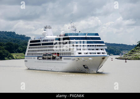 Nave da crociera in transito attraverso il canale di Panama all'estremità sud-ovest del Lago di Gatun Foto Stock