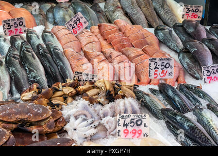 Gamberi, Pesce e frutti di mare in vendita in un mercato di Londra Foto Stock