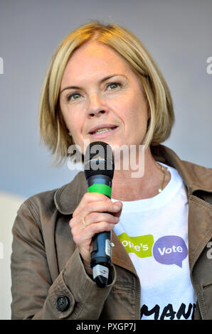 Mariella Frostrup (giornalista e presentatore TV) agendo come presentatore al voto popolare Marzo a sostegno di un secondo referendum Brexit, Londra, ventesimo Oc Foto Stock