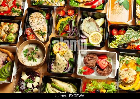 Un sacco di scatole di cartone con delizioso e sano cibo Foto Stock