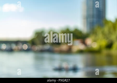 Tramonto al canale. Paesaggio urbano sfocati. Dolce bokeh di fondo Foto Stock