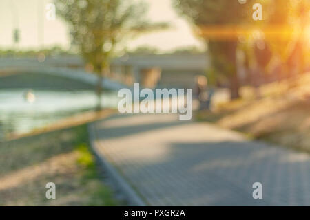 Tramonto al canale. Paesaggio urbano sfocati. Dolce bokeh di fondo Foto Stock