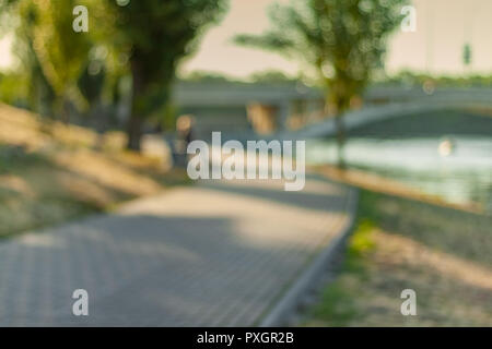 Tramonto al canale. Paesaggio urbano sfocati. Dolce bokeh di fondo Foto Stock