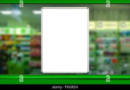 Vuoto pannello pubblicitario in farmacia in vetrina. Sfondo sfocato Foto Stock