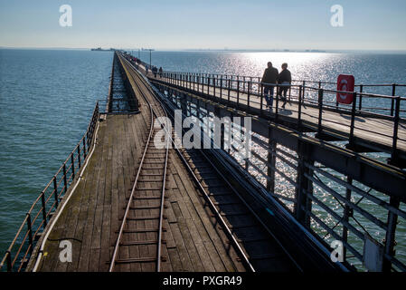 Southend on Sea, Essex, Inghilterra, Regno Unito. Ott 2018 Southend Pier è un importante punto di riferimento di Southend-on-Sea. Estendentesi 1.34 miglia (2.16 km) nel Tamigi Est Foto Stock