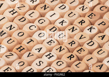 Capitale del blocco di legno una lettera A-Z alfabeto insieme in una scatola di legno isolato su sfondo di legno Foto Stock