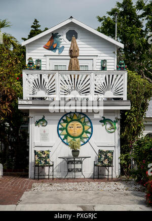 Dipinto luminosamente casa su Truman Avenue, US Highway 1, in Key West Florida Foto Stock