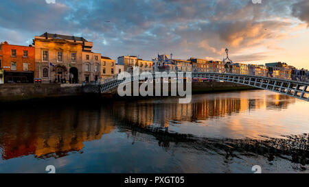 Ha'penny Bridge in sunset, Dublino, Irlanda. Foto Stock