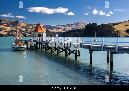 Porto di Akaroa, Akaroa città con il cielo limpido, South Island, in Nuova Zelanda. Foto Stock