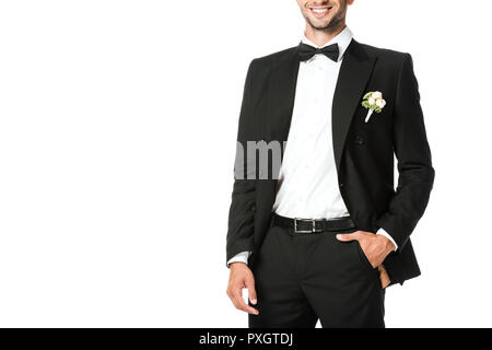 Ritagliato shot di sorridere giovane sposo in tuta con boutonniere isolato su bianco Foto Stock