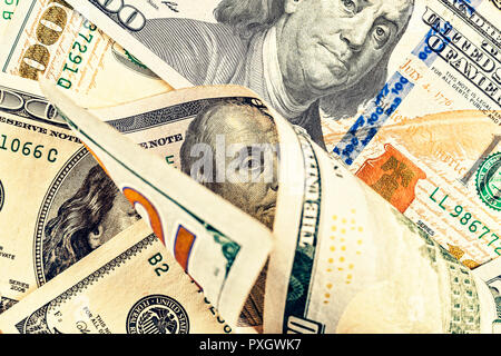 Dollari USA. Sfondo di 100 fatture del dollaro. Un sacco di fatture del dollaro sparsi su uno sfondo bianco. Concetto di denaro. concetto finanziario. sfondo di denaro Foto Stock