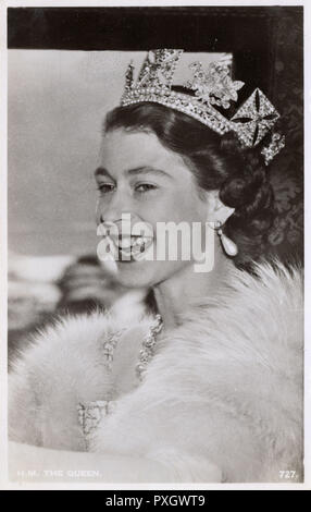 HRH Queen Elizabeth II (1926-). Indossa il George IV diadema di Stato o diamante diadema. Data: 1954 circa Foto Stock