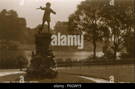 Vista su Serpentine, passato Peter Pan - Kensington Gardens Foto Stock