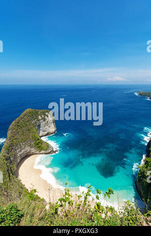 Spiaggia Kelingking scenario dalla scogliera, Nusa Penida island, Bali, Indonesia. Foto Stock