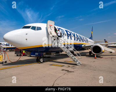 Imbarco aereo Ryanair su asfalto, l'aeroporto di Stansted, Regno Unito Foto Stock