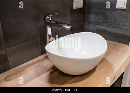 Top bianco lavabo in ceramica con metallo lucido miscelatore Foto Stock