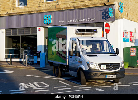 Supermercato consegna van, e Co-op store, Slaithwaite,West Yorkshire, Inghilterra, Regno Unito Foto Stock