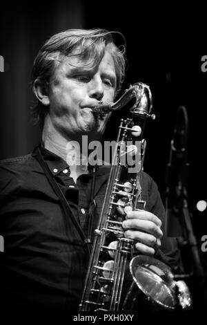 James Russell assolo sul sax tenore con Atlantic Crossover, Scarborough Jazz Festival 2018 Foto Stock