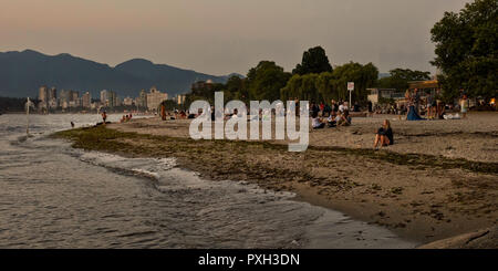 La folla di persone godere dopo il tramonto guardando la splendida costa in spiaggia Kitasilano Vancouver BC Canada Foto Stock