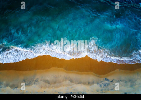 Il mare, la sabbia e il surf, un drone vista di una spiaggia nel Nord dello Sri Lanka Foto Stock