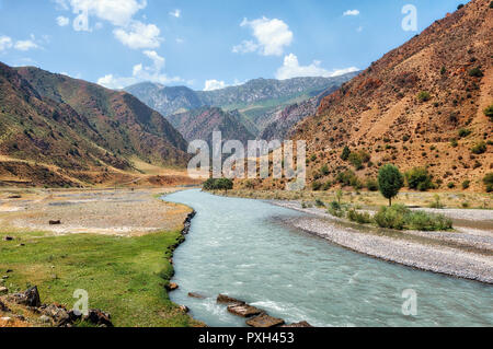 Lungo la strada per Taldyk Mountain Pass in Kirghizistan presi in agosto 2018 Foto Stock