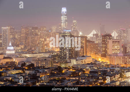 Fumoso tramonto su San Francisco Downtown. Foto Stock