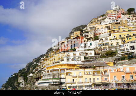 Case colorate su una ripida montagna a Positano, cliffside villaggio sull'Italia meridionale della Costiera Amalfitana Foto Stock