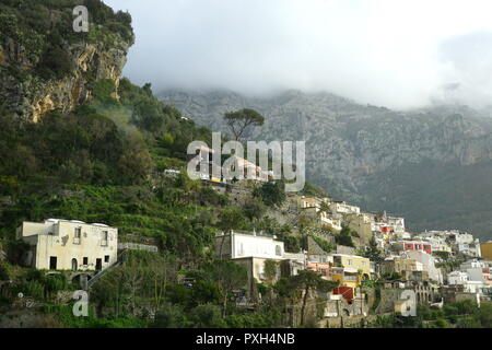 Case colorate su una ripida montagna a Positano, cliffside villaggio sull'Italia meridionale della Costiera Amalfitana Foto Stock