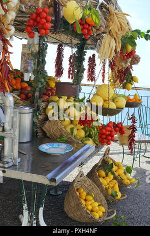 Strada del fornitore di frutta a Positano, cliffside villaggio sull'Italia meridionale della Costiera Amalfitana Foto Stock