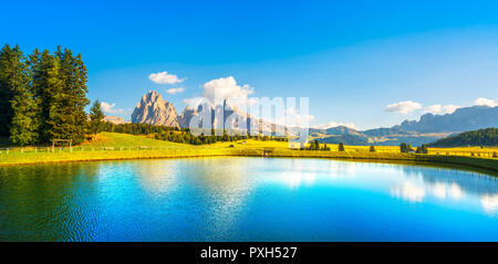 Il lago e le montagne al tramonto, Alpe di Siusi o Alpe di Siusi, Alpi Dolomitiche del Sassolungo e Sassopiato, Trentino Alto Adige Sud Tirolo, Italia, Europa Foto Stock