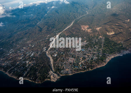 Un' antenna vew di Palu, Indonesia prese 6 ott. 2018. Migliaia di persone sono state sfollate dopo un 7.5 grandezza del terremoto e tsunami ha colpito l'indonesia sulawesi Island sett. 28, 2018. (U.S. Air Force foto di Master Sgt. JT può III) Foto Stock