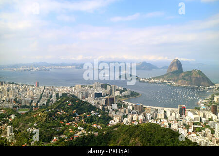 Vista panoramica di Rio de Janeiro in un giorno nuvoloso con Sugarloaf Mountain vista dal Corcovado, Brasile Foto Stock